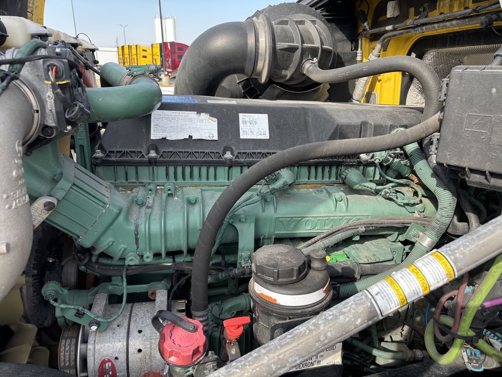 Slide images of 2022 VOLVO VNL64T760