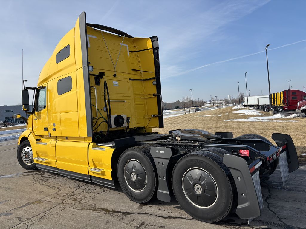 Slide images of 2022 VOLVO VNL64T760