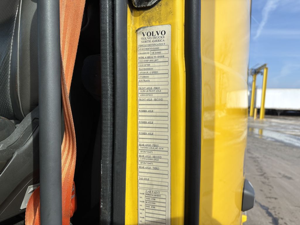 Slide images of 2022 VOLVO VNL64T760