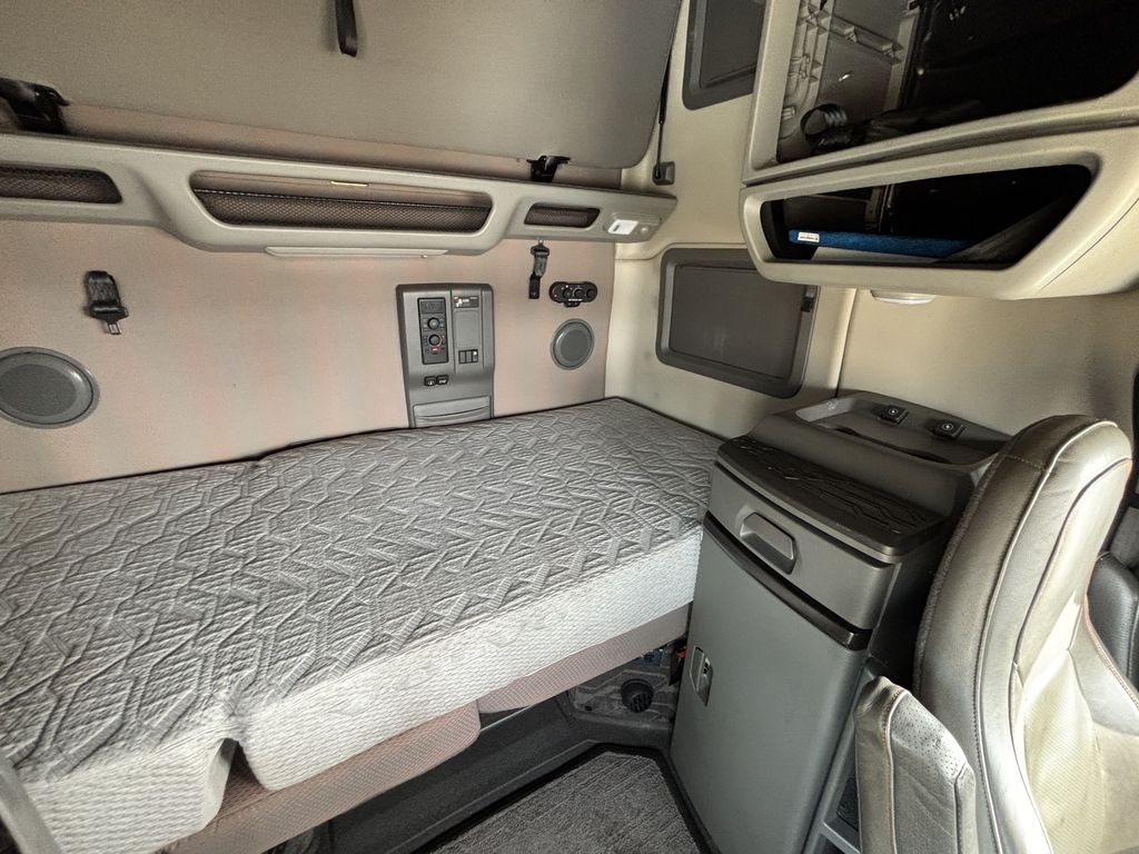 Slide images of 2022 VOLVO VNL64T760