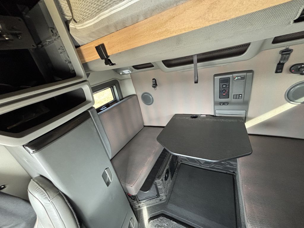 Slide images of 2022 VOLVO VNL64T760