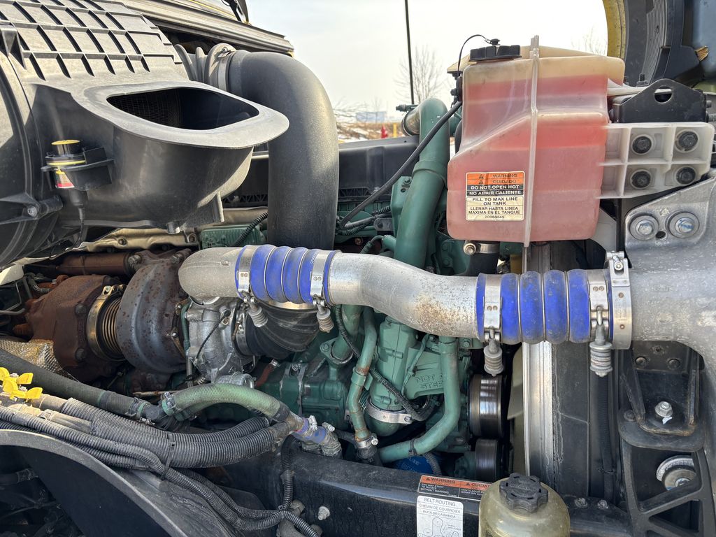 Slide images of 2022 VOLVO VNL64T760