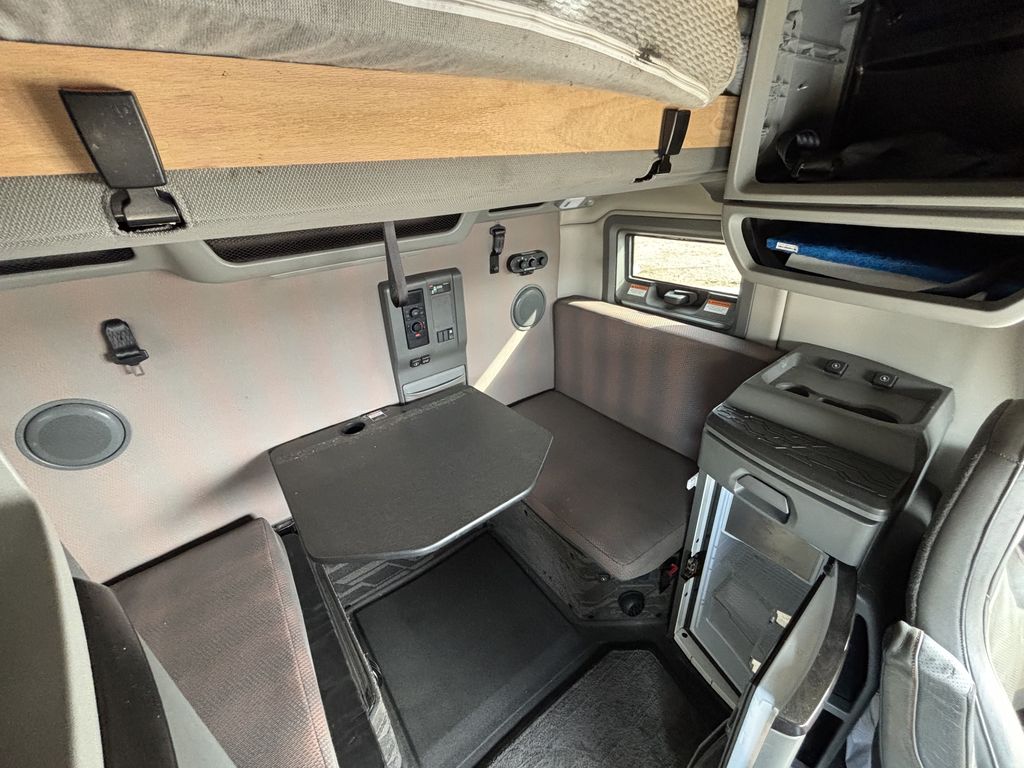 Slide images of 2022 VOLVO VNL64T760