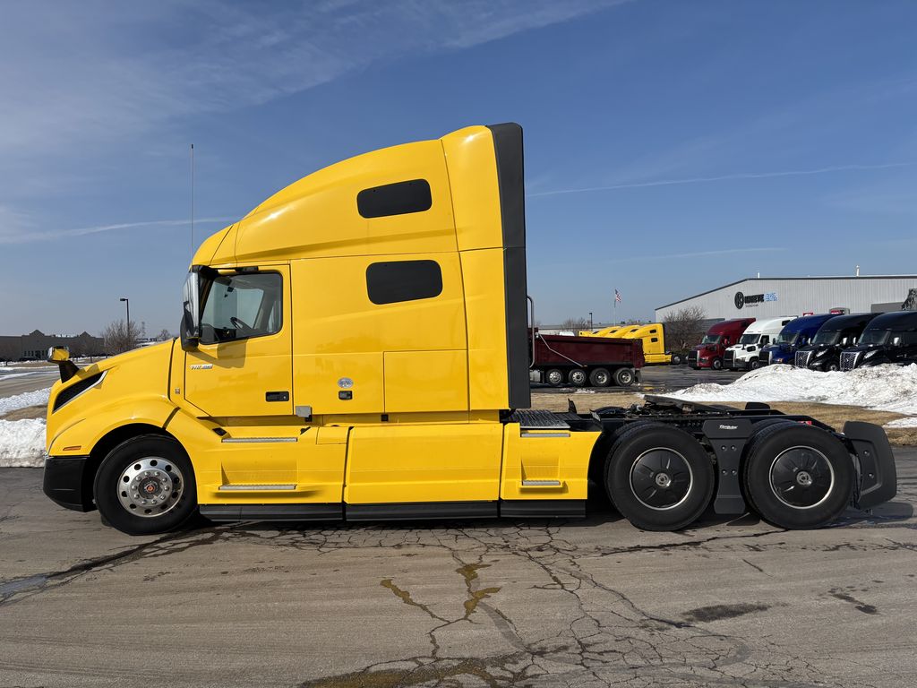 Slide images of 2022 VOLVO VNL64T760