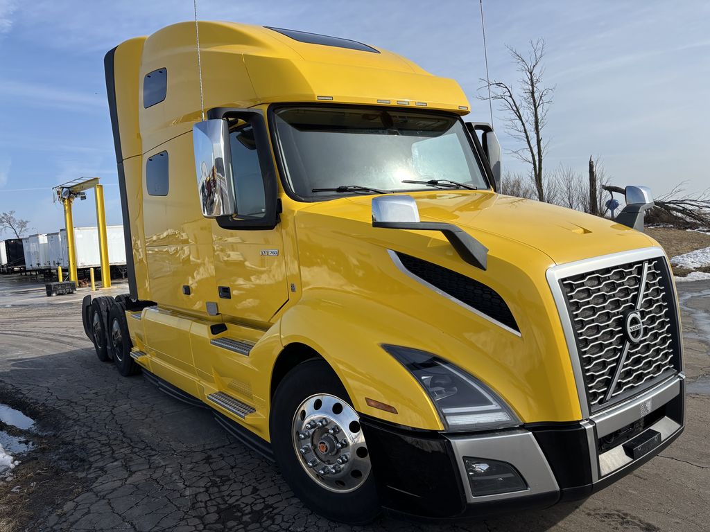Slide images of 2022 VOLVO VNL64T760