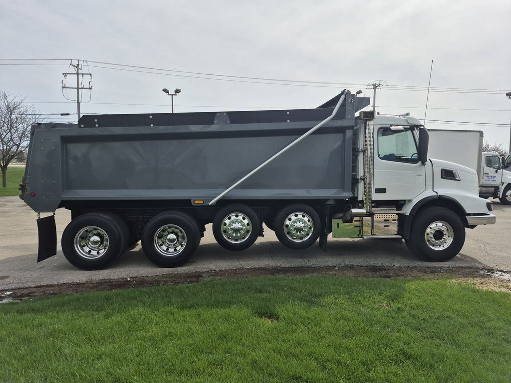 Slide images of 2025 VOLVO VHD64B300