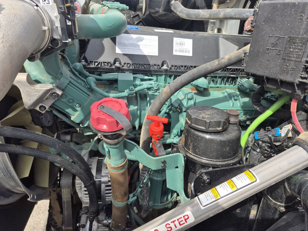 Slide images of 2025 VOLVO VHD64B300