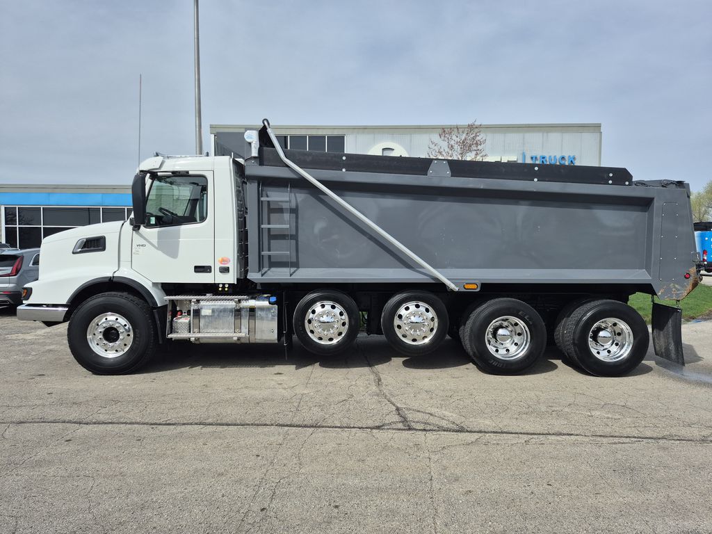 Slide images of 2025 VOLVO VHD64B300