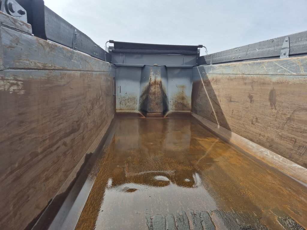 Slide images of 2025 VOLVO VHD64B300