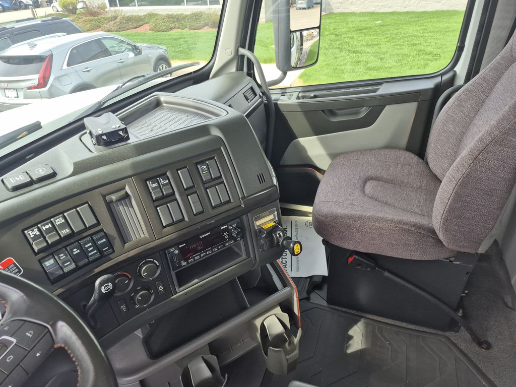 Slide images of 2025 VOLVO VHD64B300