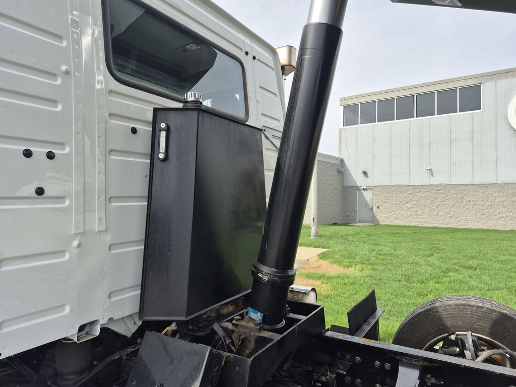 Slide images of 2025 VOLVO VHD64B300