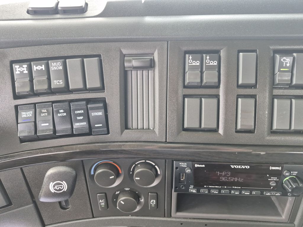 Slide images of 2025 VOLVO VHD64B300