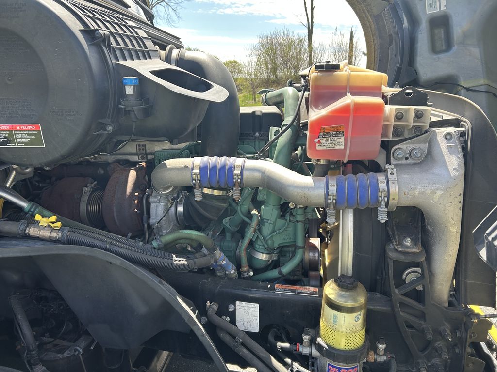Slide images of 2023 VOLVO VNL64T760