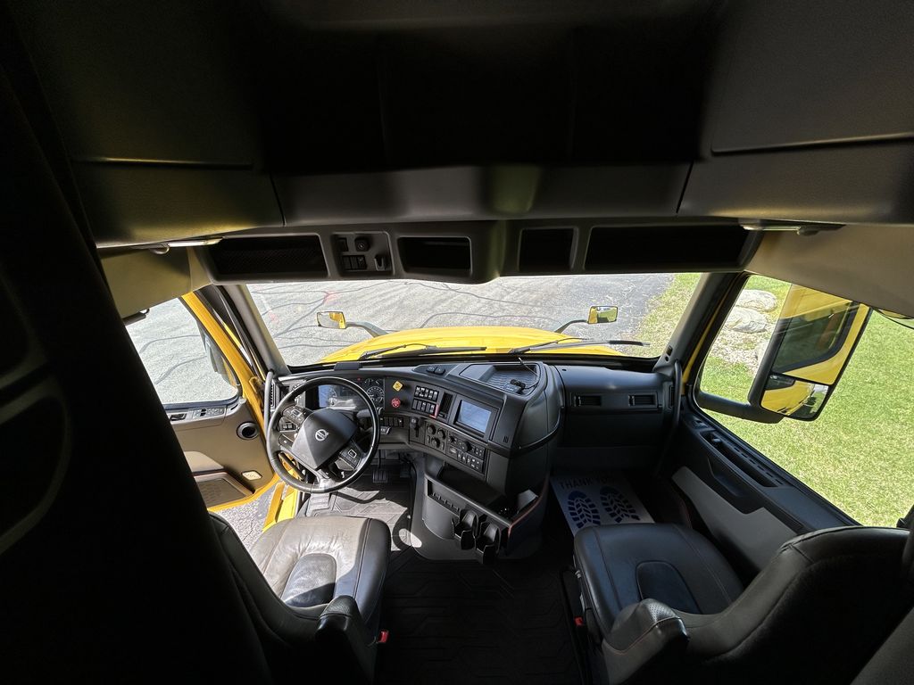 Slide images of 2023 VOLVO VNL64T760