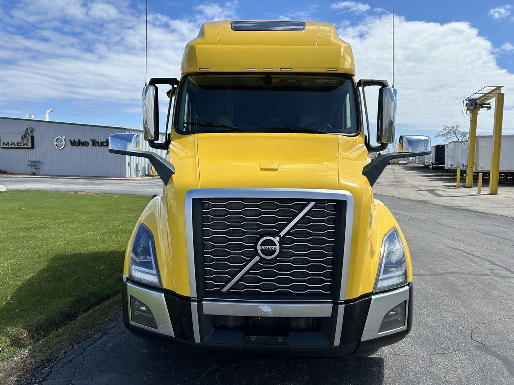 Slide images of 2023 VOLVO VNL64T760
