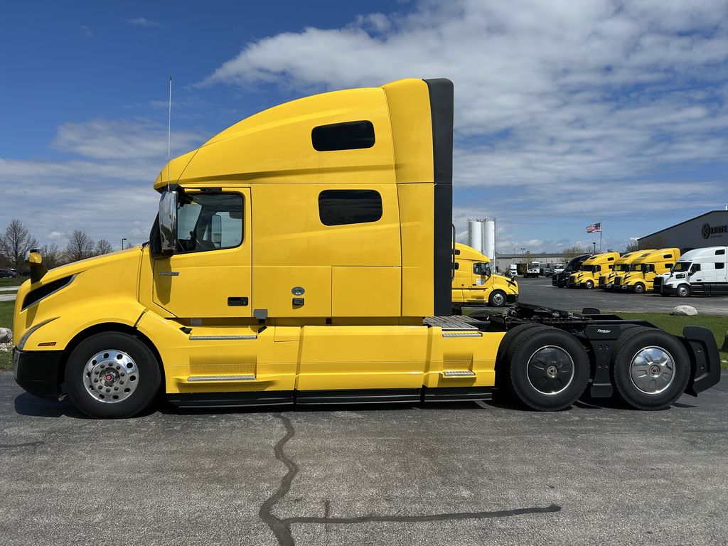 Slide images of 2023 VOLVO VNL64T760