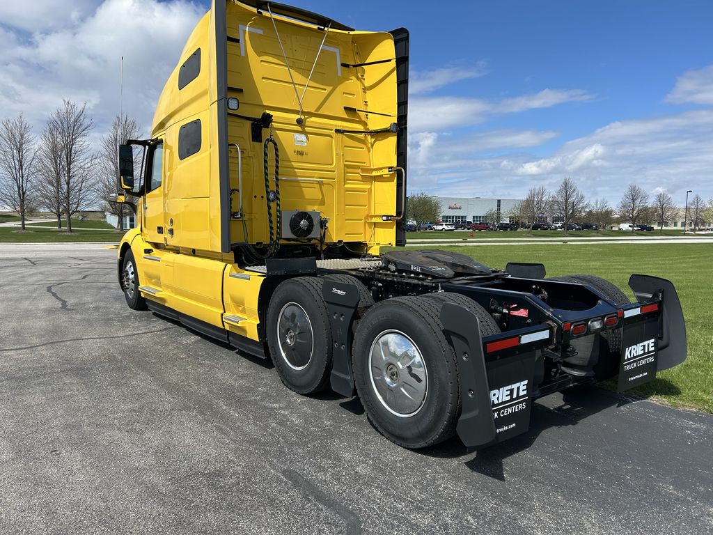 Slide images of 2023 VOLVO VNL64T760