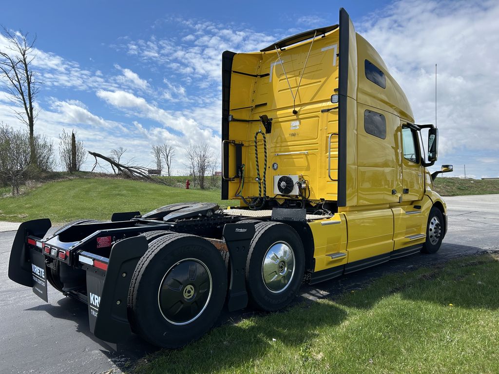 Slide images of 2023 VOLVO VNL64T760