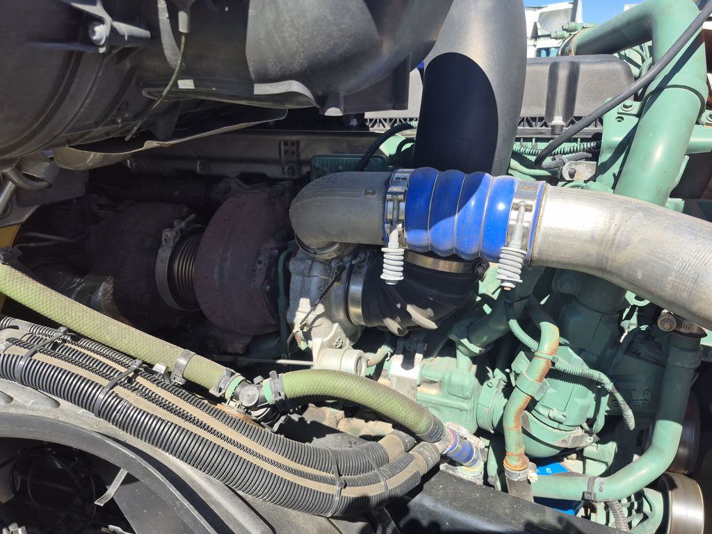 Slide images of 2023 VOLVO VNL64T760