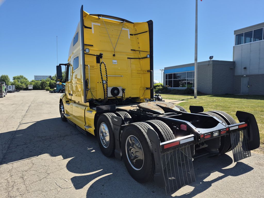 Slide images of 2023 VOLVO VNL64T760