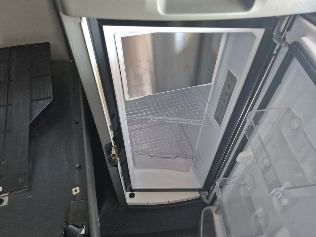 Slide images of 2023 VOLVO VNL64T760
