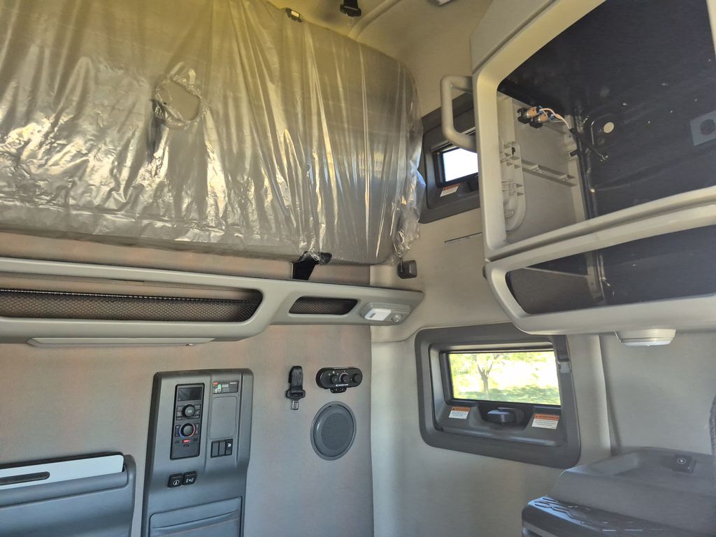 Slide images of 2023 VOLVO VNL64T760