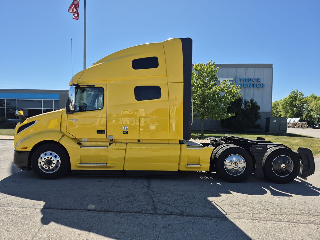 Slide images of 2023 VOLVO VNL64T760