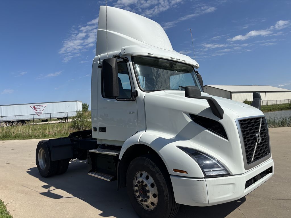 Slide images of 2021 VOLVO VNR42T-300