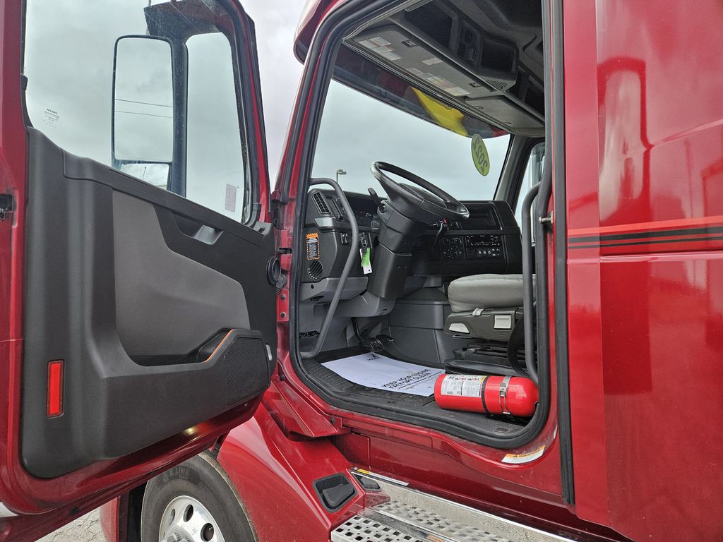 Slide images of 2022 VOLVO VNL64T860 