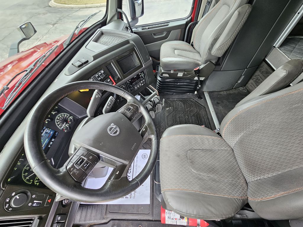 Slide images of 2022 VOLVO VNL64T860 