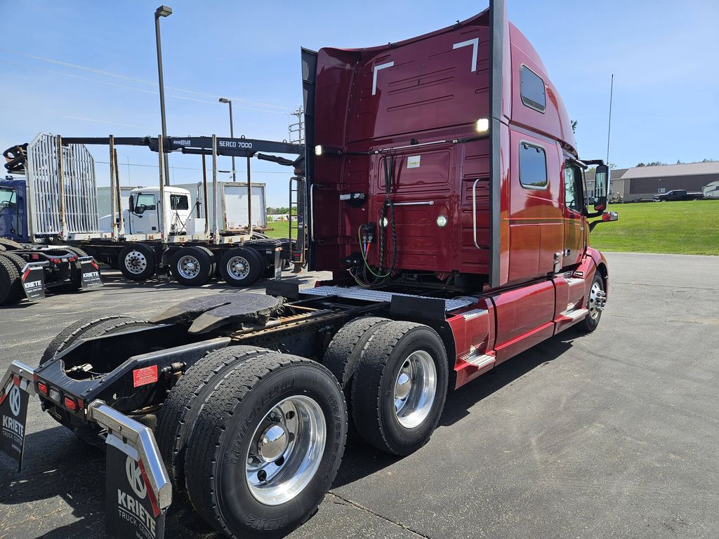 Slide images of 2022 VOLVO VNL64T860