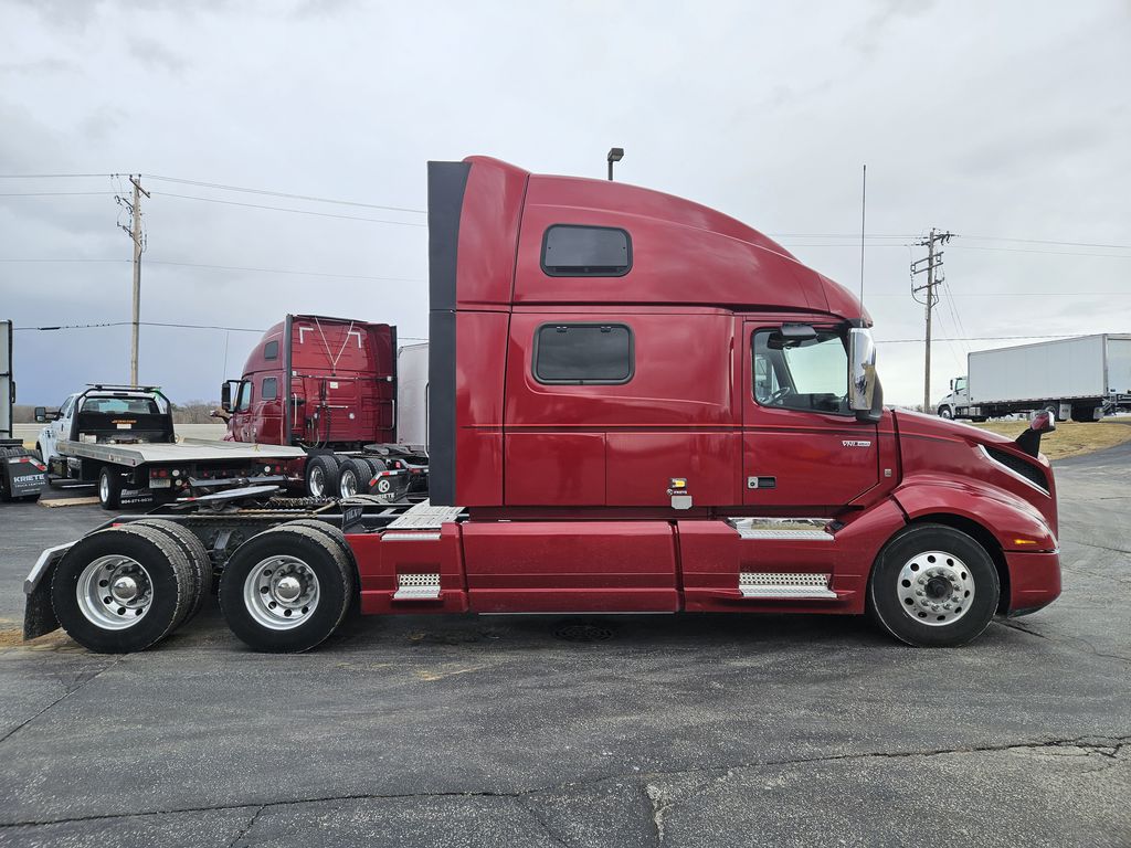 Slide images of 2022 VOLVO VNL64T860 
