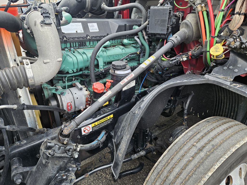 Slide images of 2022 VOLVO VNL64T860 