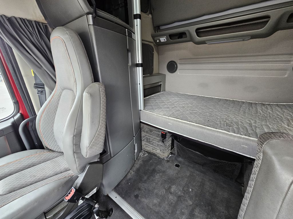 Slide images of 2022 VOLVO VNL64T860 