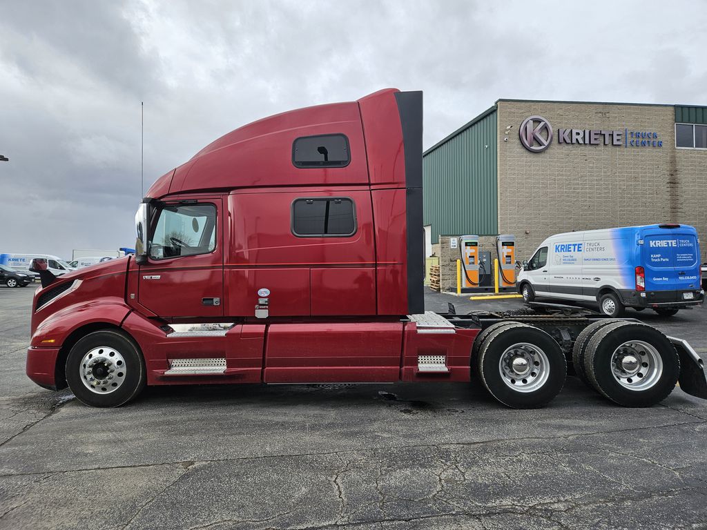 Slide images of 2022 VOLVO VNL64T860 