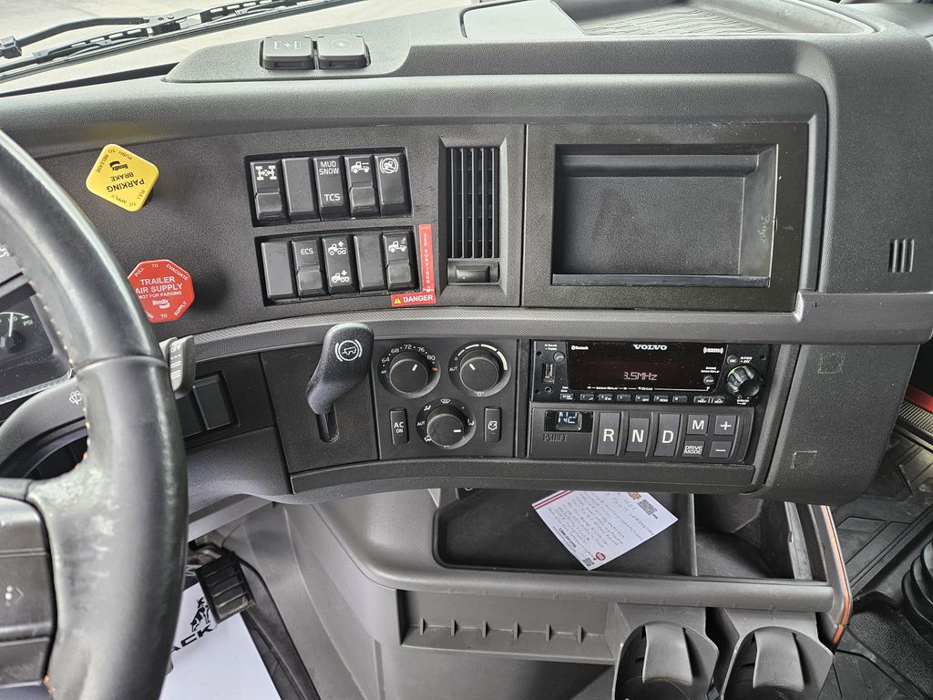 Slide images of 2022 VOLVO VNL64T860 
