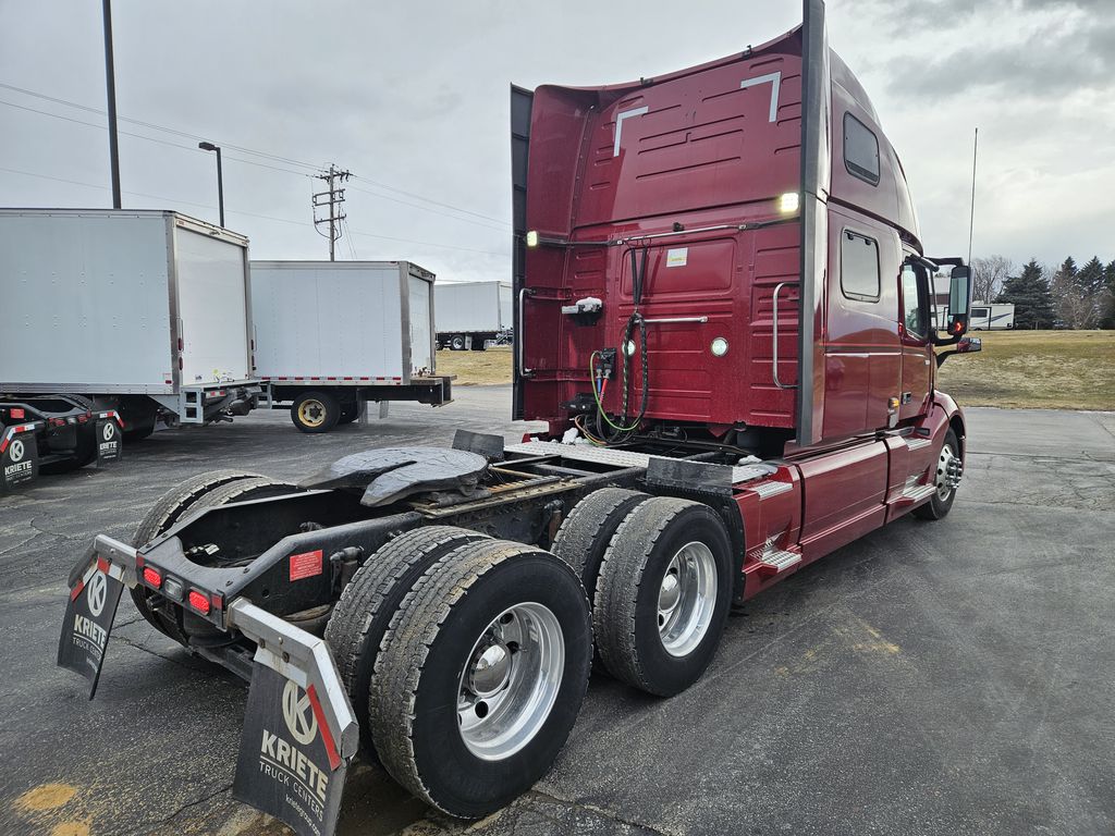 Slide images of 2022 VOLVO VNL64T860 
