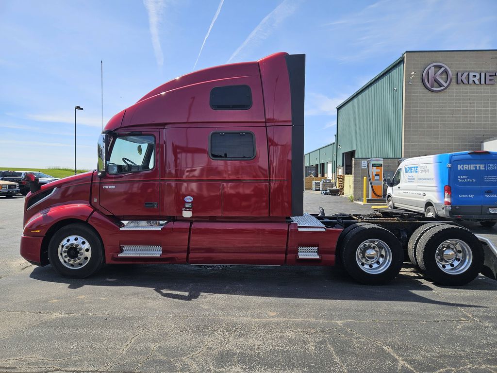 Slide images of 2022 VOLVO VNL64T860