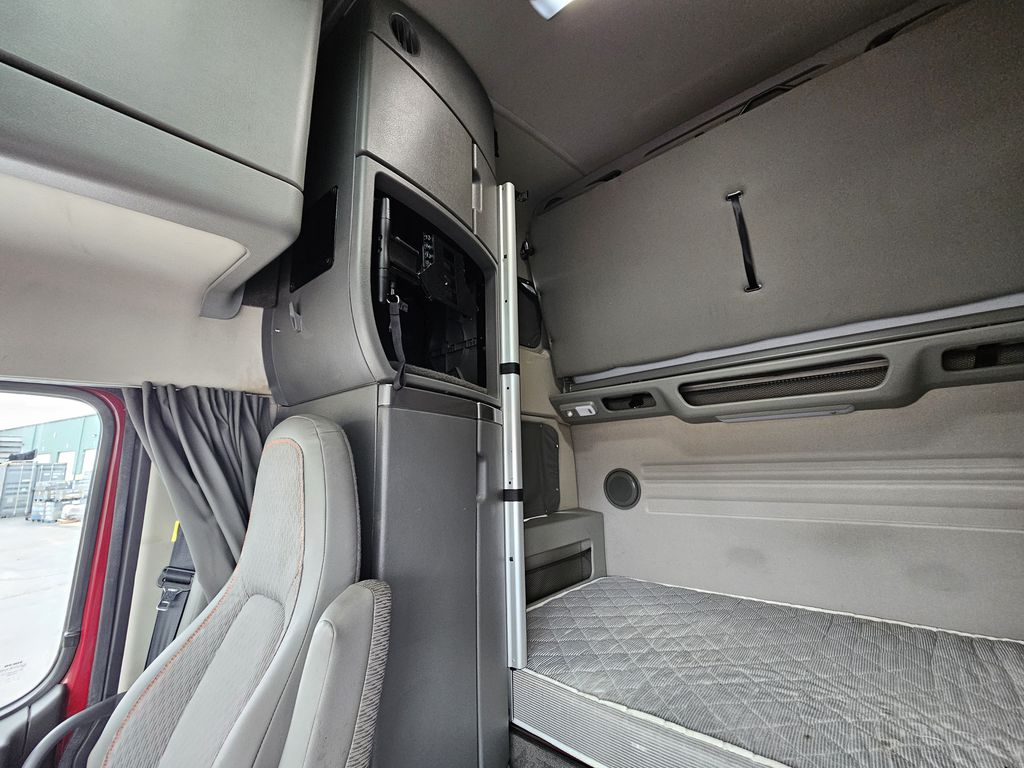 Slide images of 2022 VOLVO VNL64T860 