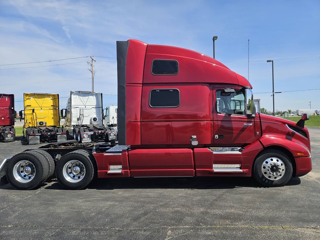 Slide images of 2022 VOLVO VNL64T860
