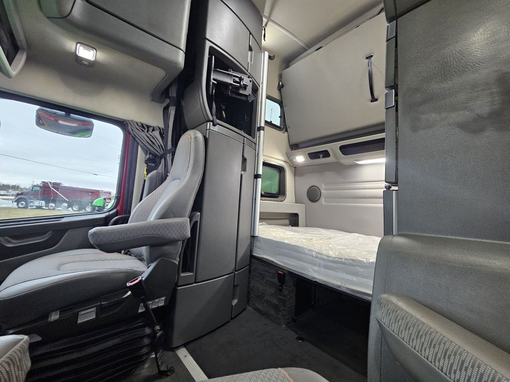 Slide images of 2022 VOLVO VNL64T860