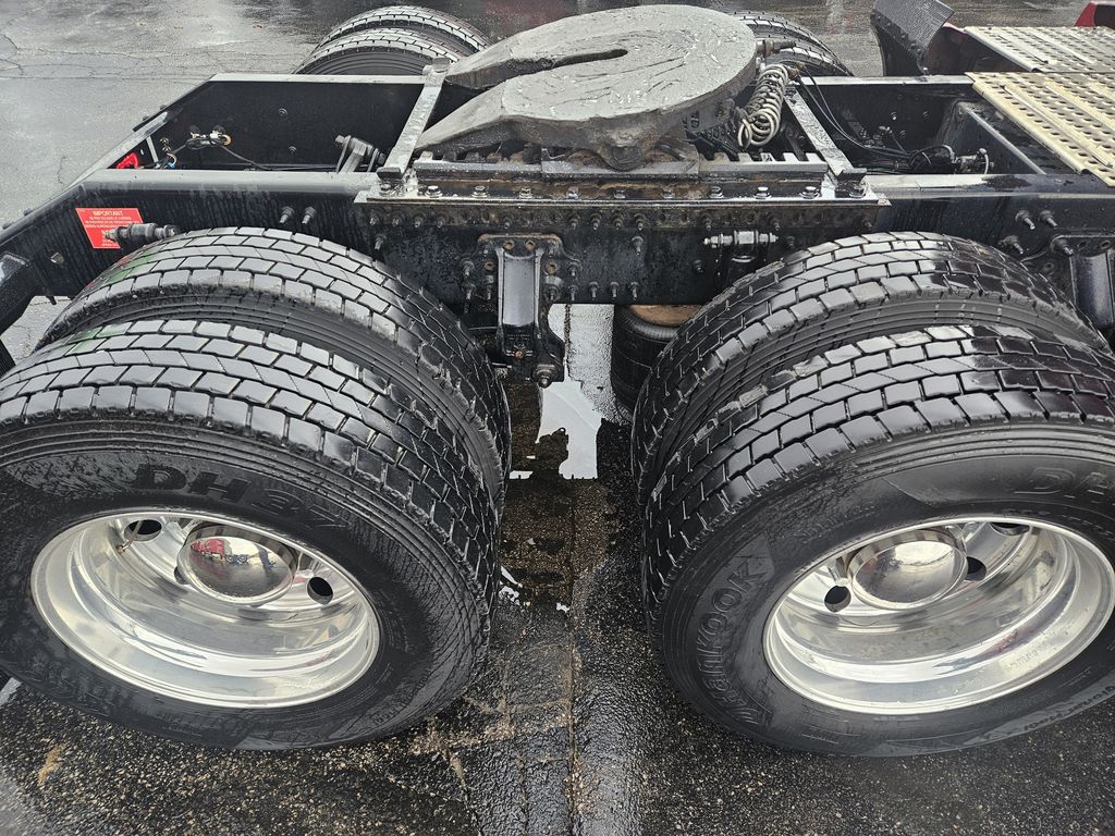 Slide images of 2022 VOLVO VNL64T860