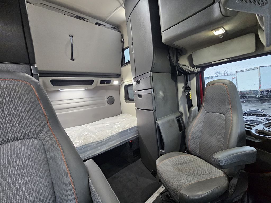 Slide images of 2022 VOLVO VNL64T860