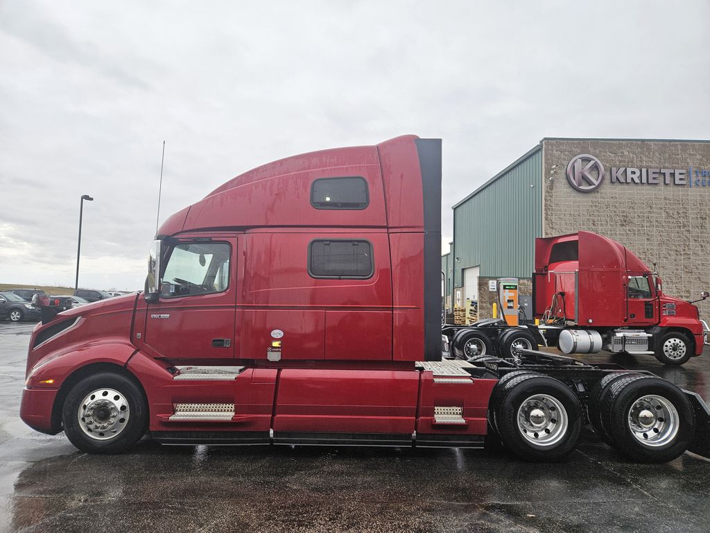 Slide images of 2022 VOLVO VNL64T860