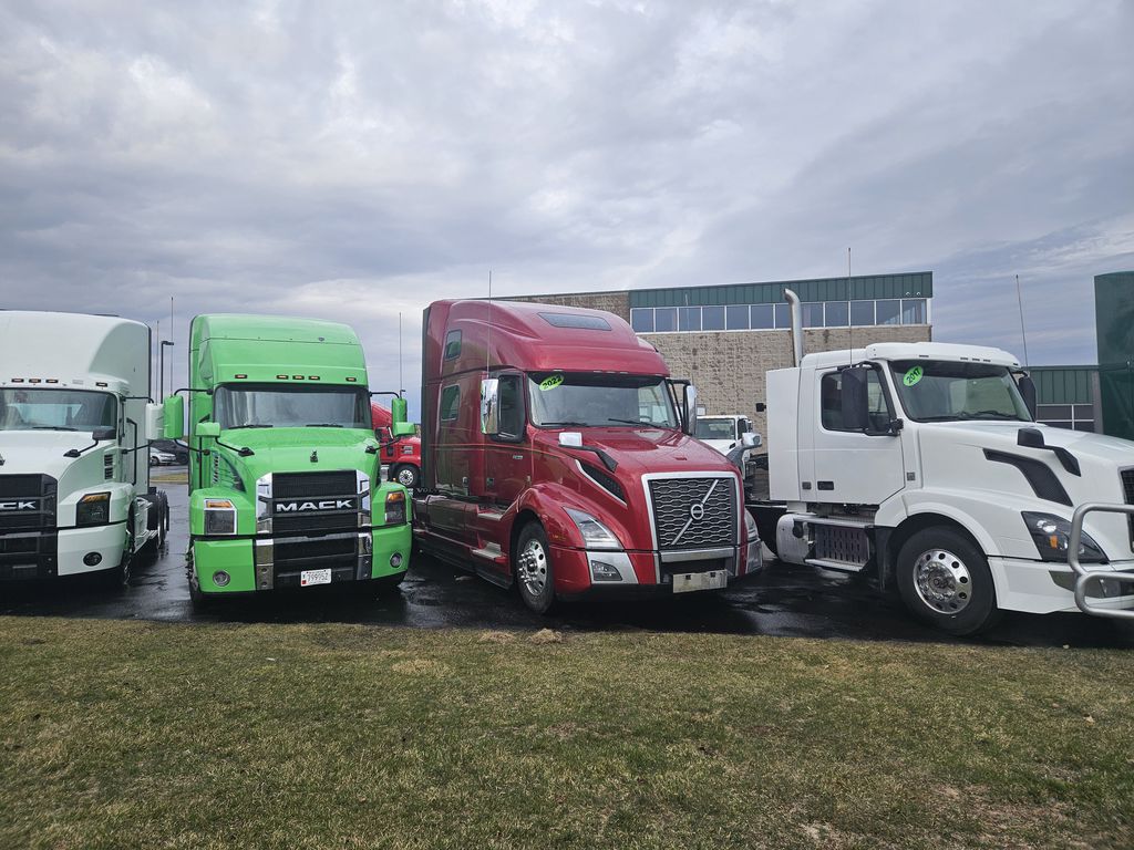 Slide images of 2022 VOLVO VNL64T860