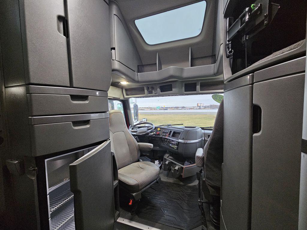 Slide images of 2022 VOLVO VNL64T860