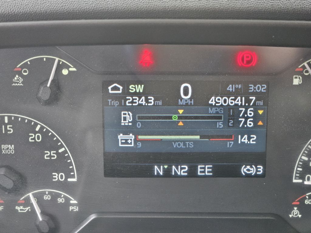 Slide images of 2022 VOLVO VNL64T860