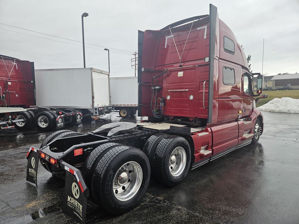 Slide images of 2022 VOLVO VNL64T860