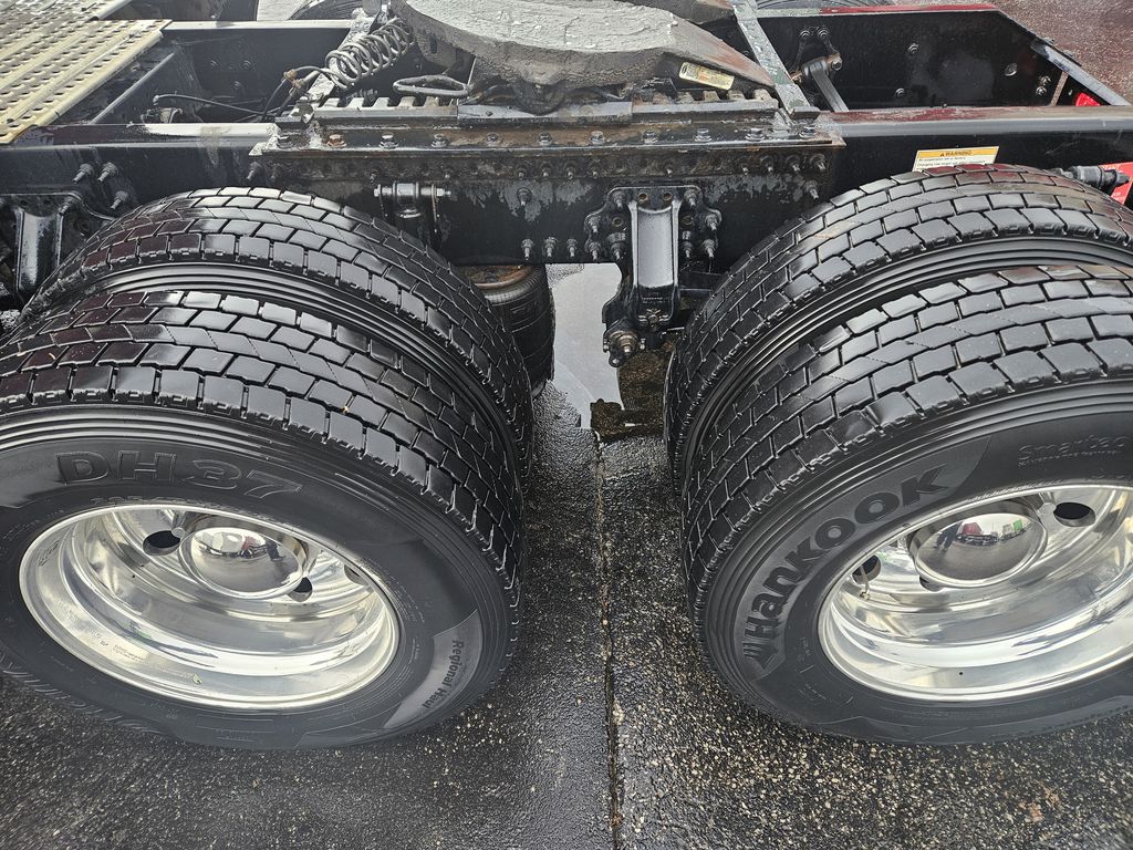 Slide images of 2022 VOLVO VNL64T860