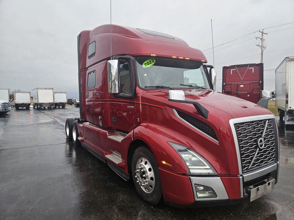 Slide images of 2022 VOLVO VNL64T860